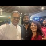 Amruta Subhash Instagram - @ashishbende so so proud of you for your film #atmapamphlet ! Loved loved loved this film! Do watch it in theatres near you! Ashish.. can’t put in words how happy am I for you. I can never forget what you have done for Sandesh and for our film #masala . You were not only associate for many such films but much much more than that. Can never forget the emotional support you have been for the entire team. And now finally here you are with your own film and what a film! Bravo ❤️ Take a bow team #atmapamphlet आशिष बेंडे या अप्रतिम दिग्दर्शकांचा #आत्मपॅम्फ्लेट हा चित्रपट थिएटरला जाऊन आवर्जून पहा ! आमचा मसाला हा चित्रपट बनत असताना आशिष माणूस म्हणून किती सच्चा आहे हे मी जवळून अनुभवलं. त्त्या चित्रपटाच्या दरम्यान तो ज्या पद्धतीनं आमच्या बाजूनं उभा होता हे मी कधीच विसरणार नाही. अशा अनेक चित्रपटांच्या बाजूनं तो उभा असताना बघत असताना सतत वाटत होतं त्याचा स्वतःचा चित्रपट यायला हवा. तो आला आणि अपेक्षेप्रमाणं मला मनापासून आवडला. हा चित्रपट जे म्हणू पहातो आहे ते ऐकण्याची आपल्या सर्वांनाच आत्ता नितांत गरज आहे. म्हणूनच आवर्जून हा पहायलाच हवा! संपूर्ण टीमचं अभिनंदन❤️