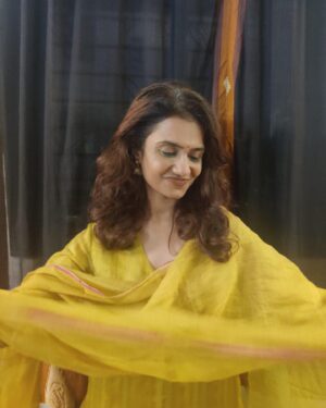 Amruta Subhash Instagram - Wore this  beautiful outfit by @anavila_m on the opening night of @mumbaifilmfestival ❤️ Her clothes always make me happy..Thank you so much @anavila_m love and a big hug❤️
PC @sandeshkulkarni.small.s 
Shoes @aprajitatoorofficial 
मुंबई फिल्म फेस्टीव्हल ला माझी मैत्रिण अनाविला हीचा हा ड्रेस घातला होता. तिच्या कपड्यांमधे मला नेहमीच आनंदी वाटतं! थॅंक्यू अनाविला❤️