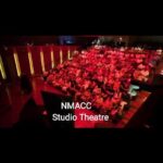 Amruta Subhash Instagram - पुनश्च हनिमून NMACC येथील Studio Theatre मध्ये. दिनांक ११ जाने रात्री ८ वा. https://in.bookmyshow.com/plays/punashcha-honeymoon/ET00357169 स्टुडिओ थेटर २५० प्रेक्षक संख्या असलेला समीप रंगमंच आहे. नाटक अक्षरशः आपण घरात बघतो आहोत असे वाटते. लाईट्स आणि साऊंड सिस्टिम अफाट आहे. हा अनुभव नाटकातल्या दर्दी प्रेक्षकांनी घेतलाच पाहिजे.