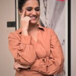 Amruta Subhash Instagram - Amruta Subhash's character in Lust Stories 2 has so many layers and demonstrates the intricacies of a woman that it becomes a complex role. But this fine actor makes it seem so easy and believeable on screen. The housemaid, Seema Mhatre's metamorphosis into a woman who is no different than her master is a reflection of how every woman is same at some level and shares an unsaid bonding of being their liberated self. An engaging conversation with her coming soon! #ZoomSpeakEasyBestPerformancesFemale2023 on December 29th #amrutasubhash #luststories2 #actors #hindicinema #ott #zoomexclusive #zoomtv