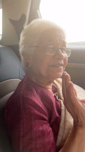 Amruta Subhash Instagram - My mother got an award and her younger brother my mama and mami had come all the way from Pune for the ceremony.. ❤️❤️look at my mom’s happiness and her voice.. this song is a beautiful lullaby she used to sing in childhood which says.. the sun is setting..birds have gone to their nests .. one can hear sweet tunes of flute coming from the depths of the forest..the night jasmine is swaying happily.. sleep my child.. sleep it’s time..❤️
आईला पुरस्कार मिळाला म्हणून माझा धाकटा मामा आणि मामी खास पुण्याहून आले होते. मन आनंदानं भरुन गेलं..❤️