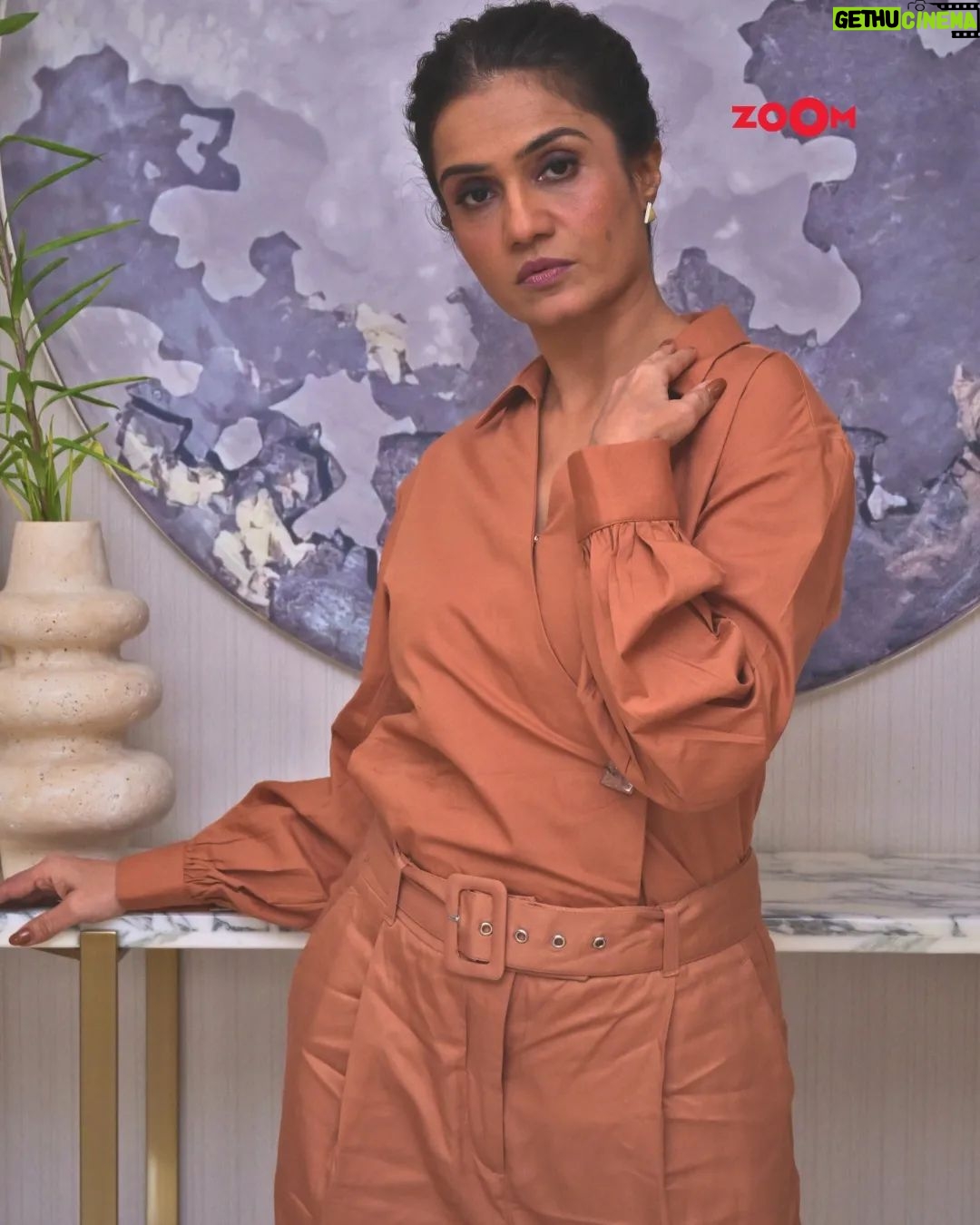 Amruta Subhash Instagram - Amruta Subhash's character in Lust Stories 2 has so many layers and demonstrates the intricacies of a woman that it becomes a complex role. But this fine actor makes it seem so easy and believeable on screen. The housemaid, Seema Mhatre's metamorphosis into a woman who is no different than her master is a reflection of how every woman is same at some level and shares an unsaid bonding of being their liberated self. An engaging conversation with her coming soon! #ZoomSpeakEasyBestPerformancesFemale2023 on December 29th #amrutasubhash #luststories2 #actors #hindicinema #ott #zoomexclusive #zoomtv