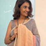 Amruta Subhash Instagram - Thank you @dressfolk for gifting me this saree as appreciation for my work in #luststories2 l wore it for my interview with @filmfare at the occasion of getting nominated for #luststories2 Grateful for this gift. Do check their page. Artists from six different states have woven so many such beautiful sarees. It’s a treasure to have them and wear them❤️ माझ्या लस्टस्टोरीज२ मधल्या कामासाठी @dressfolk या ब्रॅंड नं मला ही सुंदर साडी भेट दिली होती. त्याच कामासाठी फिल्मफेअर नामांकन जाहीर झालं त्यानंतर फिल्मफेअरसाठी एक मुलाखत होती तेव्हा ती साडी नेसले. तुमच्या कामाची जेव्हा अशी पावती मिळते तेव्हा फार बरं वाटतं. ❤️या ब्रॅंडचं पेज नक्की पहा. ६विविध राज्यातल्या विणकरांनी विणलेल्या कितीतरी सुंदर साड्या पहायला मिळतील.त्या नेसणं हा नक्कीच एक अनोखा अनुभव असेल❤️