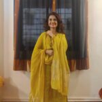 Amruta Subhash Instagram - Wore this beautiful outfit by @anavila_m on the opening night of @mumbaifilmfestival ❤️ Her clothes always make me happy..Thank you so much @anavila_m love and a big hug❤️ PC @sandeshkulkarni.small.s Shoes @aprajitatoorofficial मुंबई फिल्म फेस्टीव्हल ला माझी मैत्रिण अनाविला हीचा हा ड्रेस घातला होता. तिच्या कपड्यांमधे मला नेहमीच आनंदी वाटतं! थॅंक्यू अनाविला❤️