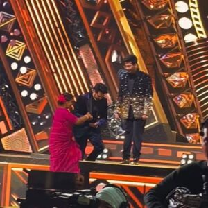 Amruta Subhash Instagram - @filmfare awards stage has gifted me many precious moments. Many dreams of many actors have come true on this beautiful stage ..but let me be frank..when I was a child watching Shabana ji’s films, adoring her craft and her passion for her work, mesmerised by her dignity and her transformation in roles like ‘Mandi’ and many other films.. l hadn’t even dreamt that one day life would gift me an opportunity to present an award to her. You are full of gratitude when your dream comes true but then you are speechless when something you haven’t even dreamt of actually becomes true. It was a pleasant surprise for me when I was given this opportunity to express my love and gratitude for Shabana ji. Thank you @filmfare for these moments.Here is my speechless speech and I mean every word of it! ❤️And yes about this saree.. l wore it Gujarati style cause the ceremony was in Gujarat and this saree is gifted to me by a wonderful actress and my senior from NSD Ashwini Giri @ashwinig as an appreciation for my work.I am happy that I could wear it for this ceremony and I believe that the good luck of this saree and the blessings behind it have also added in this magical moment ❤️There was a muscle pull in my right shoulder so couldn’t drape the saree to my fullest satisfaction but everything is perfect when you are surrounded by love.
लहान असताना जेव्हा शबानजींची अनेक कामं डोळ्यात प्राण आणून पाहिली, ज्याचं मंडी मधलं पात्र पाहून, त्यात त्यांनी घेतलेला बोलण्याचा लहेजा, त्या भूमिकेसाठी त्यांनी वाढवलेलं वजन, बदललेली देहबोली हे पाहून मी थक्क झाले होते त्यांना पुरस्कार देण्याची मोलाची संधी फिल्मफेअरनं मला दिली याबद्दल मी कृतज्ञ आहे. जी स्वप्नं आपण पहातो ती सत्यात उतरली की कोण आनंद होतो, पण ज्याची आपण स्वप्नातही कल्पना केली नव्हती ते जेव्हा असं सत्यात उतरतं तेव्हा शब्द मुके होऊन जातात. त्या शब्दातीत अनुभवाला शब्दात पकडण्याचा प्रयत्न मी त्या प्रसंगी जे बोलले त्यात केला.ह्या प्रसंगी मी नसलेली ही साडी माझी मैत्रीण आणि एक सच्ची कलाकार अश्विनी गिरीनं मला भेट दिली आहे. अश्विनी राष्ट्रीय नाट्य विद्यालयात ली माझी सिनिअर. तिनं माझ्या कामाचं कौतुक म्हणून दिलेली ही साडी या सुंदर प्रसंगी नेसता आली याचा आनंद वेगळाच! कार्यक्रम गुजरात मधे होता म्हणून खास गुजराती स्टाइल मधे❤️