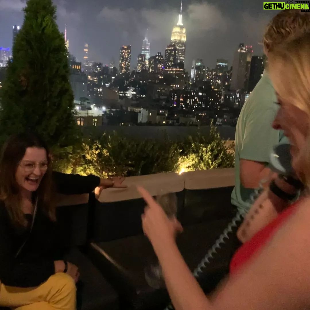 Amy Hargreaves - 1.8K Likes - that time @therealalisonwright eavesdropped on an entire pretend conversation I had on a fake phone at a roof top party 😍 ☎ #actors
📷 @alysonshocker