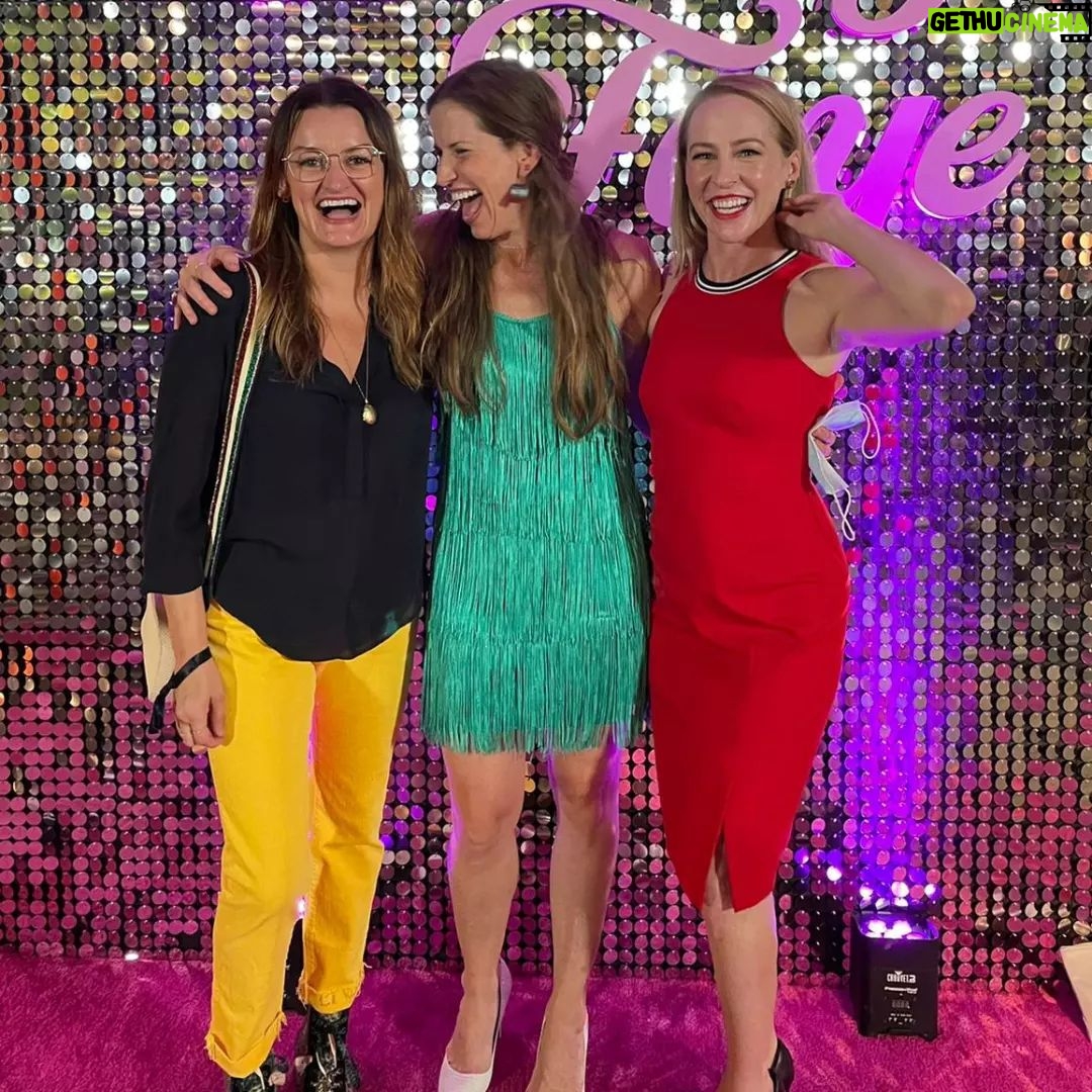 Amy Hargreaves - 1.8K Likes - that time @therealalisonwright eavesdropped on an entire pretend conversation I had on a fake phone at a roof top party 😍 ☎ #actors
📷 @alysonshocker