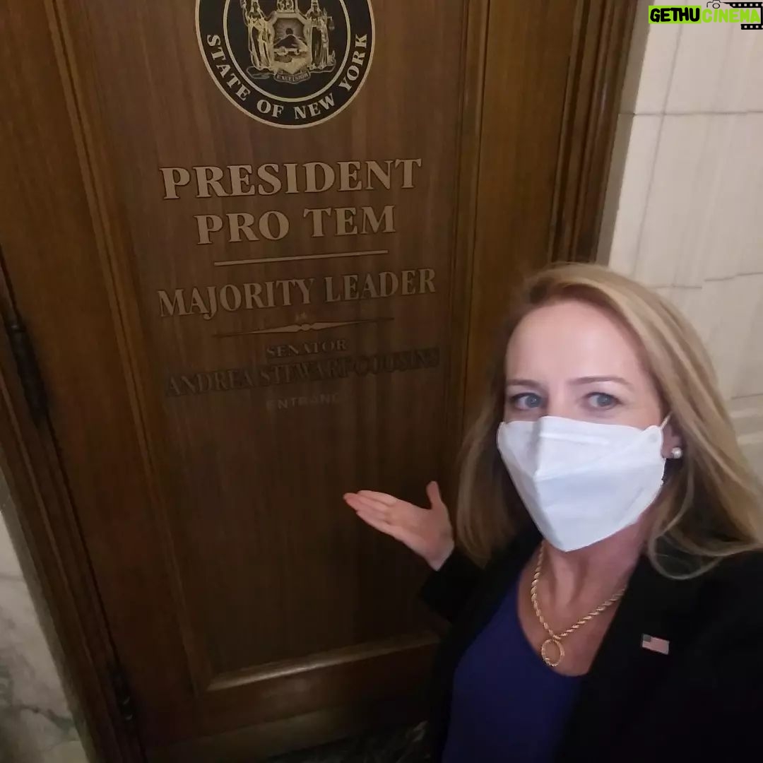 Amy Hargreaves - 1.7K Likes - Spent a fun few overnights recently with the @sho_billions gang filming in the majestic NY State Senate building--
Loved reuniting with some fave NY actor friends as well as @sho_homeland director
#DanAttias
Swipe right for some practice gavel-whacking