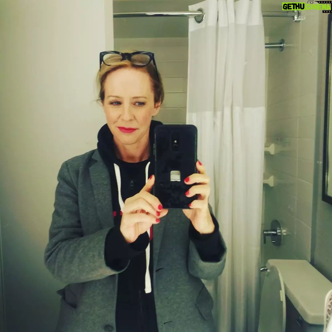 Amy Hargreaves - 2.2K Likes - time for a hotel bathroom selfie