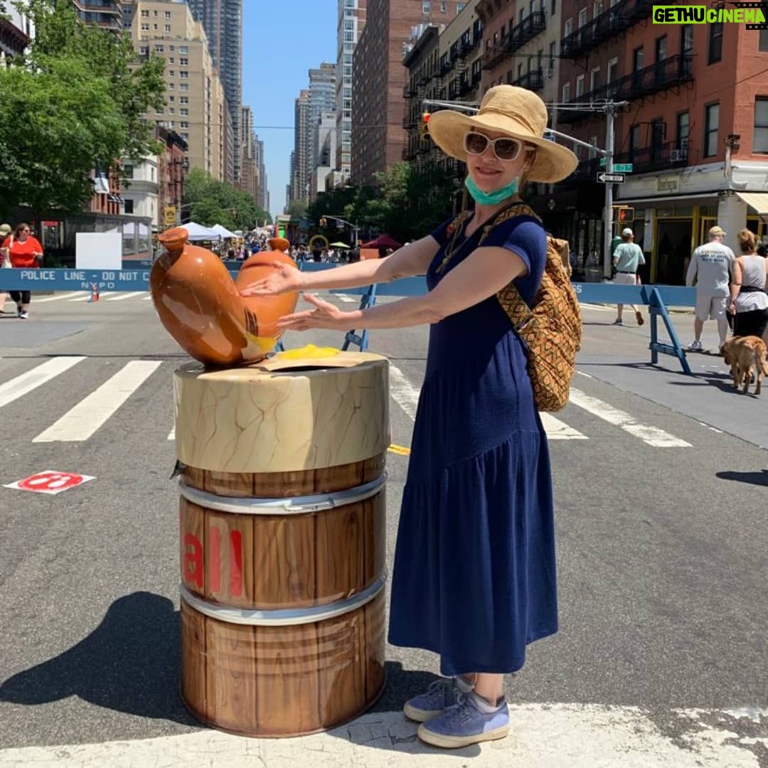 Amy Hargreaves - 2.2K Likes - We did it #NYC 💥
Street fairs are back 🌭