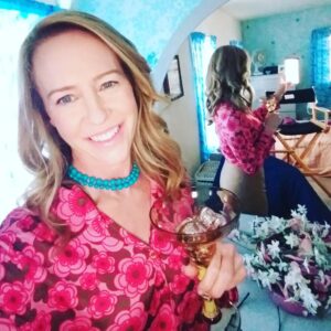 Amy Hargreaves Instagram - Linoleum is expanding to more theaters this week- go see our magical, funny and moving film!! 🚀🚀🚀 
 might wanna bring a hankie 👀😭😍

@colincolincolincolin 
@linoleumfilm