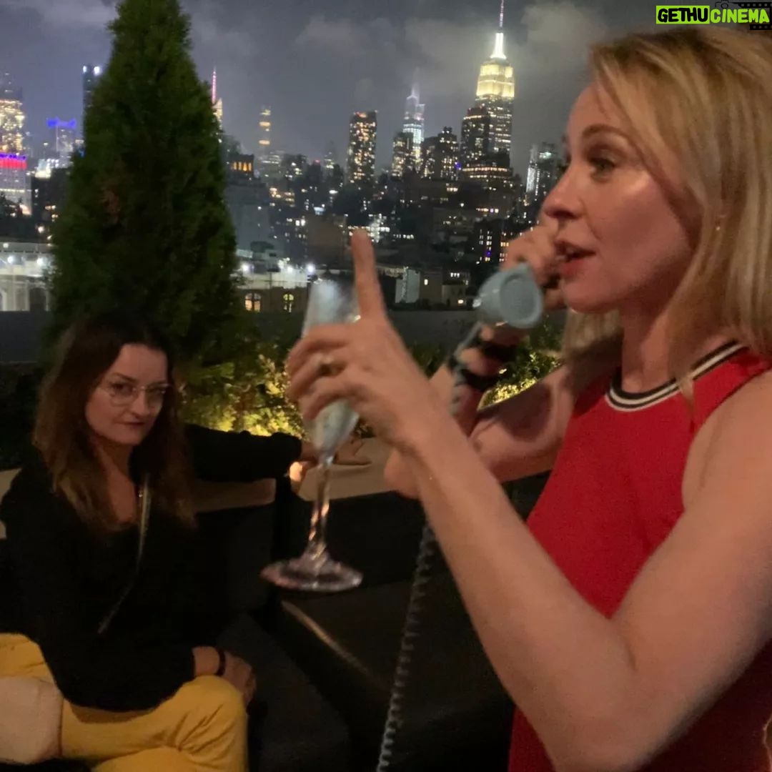 Amy Hargreaves - 1.8K Likes - that time @therealalisonwright eavesdropped on an entire pretend conversation I had on a fake phone at a roof top party 😍 ☎ #actors
📷 @alysonshocker