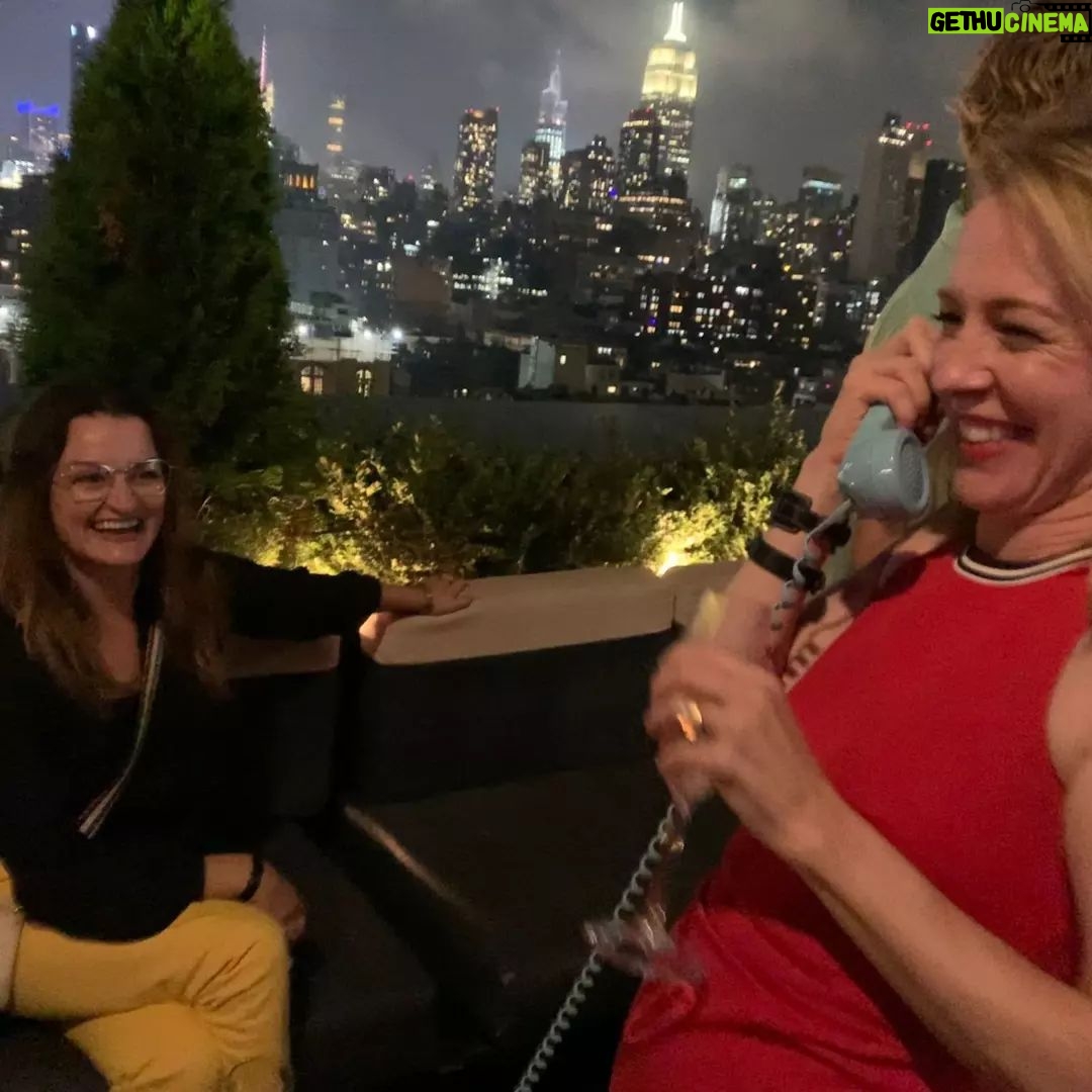 Amy Hargreaves - 1.8K Likes - that time @therealalisonwright eavesdropped on an entire pretend conversation I had on a fake phone at a roof top party 😍 ☎ #actors
📷 @alysonshocker