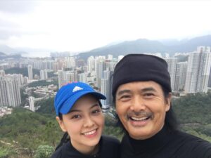 Amy Lo Instagram - 在大大小小的訪問中沒有說太多自己的感受，因為這套電影裡有很多傳奇，連我自己都很想訪問他們，跟他們聊天。但單純分享自己的感覺也是social media platform 的其中一個用處吧，雖然現在流行play cool/神秘感/廣告/caption一句起兩句止希望塑造那份深不可測？怎都好，有時也想運用和感受一下文字的溫度。

看著出現在大銀幕的自己，興奮又帶點難為情，畢竟第一次看到「巨型的自己」，而一起出現的是發哥，智叔，方中sir，白只，Will，是周潤發，廖啟智，方中信，白只，柯煒林；一眾經驗豐富的前輩/同輩。

幾年前拍的電影現在上映，要找回照片作宣傳用途，但遺失了幾次電話加上以往懶沒有upgrade back up storage，有一段時間的相和片都消失了，記憶大概也會隨着時間變得越來越模糊，巧合的是2018-19年的相片竟然都還在。
打開相簿，由現在向上滑到2018年，看到些已經忘記了的經歷和片段，有趣的是，開心的照片會讓人哭，反而看到當時覺得天快要塌下，心快要撕裂的回憶會笑。
一直滑上去，看著不同時段的查理，曾經的那雙眼睛，經歷了；擁有了回憶擁有了陰影。
那天一個初嚐演戲禁果的新人，貪玩的她跑跑跳跳，橫沖直撞，跌跌碰碰，旁邊有信任她的，默默支持她的，勸告的，虛偽的，冷言冷語的，嘲諷的，看人受傷流血會興奮的各種人。慢慢她臉上掛的不是笑容，而是對周遭人事的恐懼，「要繼續跑嗎」她問自己。
由始看着聽着種種面目和聲音，難免會亂了步伐亂了呼吸，世界也因病毒襲來彷彿停了幾年。一個字：亂。

電影現在上映，驅使我回頭看了這幾年遇過的人和事，自己是怎樣一步一步走過來，我仍是這麼貪玩，但學會了認真地玩。
我們都在自己的路上，只要一直不停下來，就會一直前進，旁邊的種種聲音也一直會在，要一直跑一直跌一直受傷一直痊愈一直站起來，遇到好的心懷感激，遇到不好的一笑置之，享受為自己流的汗，每一步都是自己的。
總會有人指手畫腳，妄言置評，我們總會覺得迷失覺得累，休息了恢復元氣了內心平靜了，蓄勢待發，再起跑。

#別叫我賭神