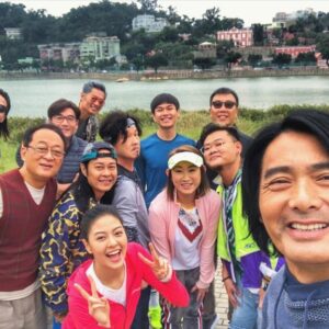 Amy Lo Instagram - 在大大小小的訪問中沒有說太多自己的感受，因為這套電影裡有很多傳奇，連我自己都很想訪問他們，跟他們聊天。但單純分享自己的感覺也是social media platform 的其中一個用處吧，雖然現在流行play cool/神秘感/廣告/caption一句起兩句止希望塑造那份深不可測？怎都好，有時也想運用和感受一下文字的溫度。

看著出現在大銀幕的自己，興奮又帶點難為情，畢竟第一次看到「巨型的自己」，而一起出現的是發哥，智叔，方中sir，白只，Will，是周潤發，廖啟智，方中信，白只，柯煒林；一眾經驗豐富的前輩/同輩。

幾年前拍的電影現在上映，要找回照片作宣傳用途，但遺失了幾次電話加上以往懶沒有upgrade back up storage，有一段時間的相和片都消失了，記憶大概也會隨着時間變得越來越模糊，巧合的是2018-19年的相片竟然都還在。
打開相簿，由現在向上滑到2018年，看到些已經忘記了的經歷和片段，有趣的是，開心的照片會讓人哭，反而看到當時覺得天快要塌下，心快要撕裂的回憶會笑。
一直滑上去，看著不同時段的查理，曾經的那雙眼睛，經歷了；擁有了回憶擁有了陰影。
那天一個初嚐演戲禁果的新人，貪玩的她跑跑跳跳，橫沖直撞，跌跌碰碰，旁邊有信任她的，默默支持她的，勸告的，虛偽的，冷言冷語的，嘲諷的，看人受傷流血會興奮的各種人。慢慢她臉上掛的不是笑容，而是對周遭人事的恐懼，「要繼續跑嗎」她問自己。
由始看着聽着種種面目和聲音，難免會亂了步伐亂了呼吸，世界也因病毒襲來彷彿停了幾年。一個字：亂。

電影現在上映，驅使我回頭看了這幾年遇過的人和事，自己是怎樣一步一步走過來，我仍是這麼貪玩，但學會了認真地玩。
我們都在自己的路上，只要一直不停下來，就會一直前進，旁邊的種種聲音也一直會在，要一直跑一直跌一直受傷一直痊愈一直站起來，遇到好的心懷感激，遇到不好的一笑置之，享受為自己流的汗，每一步都是自己的。
總會有人指手畫腳，妄言置評，我們總會覺得迷失覺得累，休息了恢復元氣了內心平靜了，蓄勢待發，再起跑。

#別叫我賭神