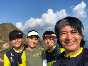 Amy Lo Instagram - 在大大小小的訪問中沒有說太多自己的感受，因為這套電影裡有很多傳奇，連我自己都很想訪問他們，跟他們聊天。但單純分享自己的感覺也是social media platform 的其中一個用處吧，雖然現在流行play cool/神秘感/廣告/caption一句起兩句止希望塑造那份深不可測？怎都好，有時也想運用和感受一下文字的溫度。

看著出現在大銀幕的自己，興奮又帶點難為情，畢竟第一次看到「巨型的自己」，而一起出現的是發哥，智叔，方中sir，白只，Will，是周潤發，廖啟智，方中信，白只，柯煒林；一眾經驗豐富的前輩/同輩。

幾年前拍的電影現在上映，要找回照片作宣傳用途，但遺失了幾次電話加上以往懶沒有upgrade back up storage，有一段時間的相和片都消失了，記憶大概也會隨着時間變得越來越模糊，巧合的是2018-19年的相片竟然都還在。
打開相簿，由現在向上滑到2018年，看到些已經忘記了的經歷和片段，有趣的是，開心的照片會讓人哭，反而看到當時覺得天快要塌下，心快要撕裂的回憶會笑。
一直滑上去，看著不同時段的查理，曾經的那雙眼睛，經歷了；擁有了回憶擁有了陰影。
那天一個初嚐演戲禁果的新人，貪玩的她跑跑跳跳，橫沖直撞，跌跌碰碰，旁邊有信任她的，默默支持她的，勸告的，虛偽的，冷言冷語的，嘲諷的，看人受傷流血會興奮的各種人。慢慢她臉上掛的不是笑容，而是對周遭人事的恐懼，「要繼續跑嗎」她問自己。
由始看着聽着種種面目和聲音，難免會亂了步伐亂了呼吸，世界也因病毒襲來彷彿停了幾年。一個字：亂。

電影現在上映，驅使我回頭看了這幾年遇過的人和事，自己是怎樣一步一步走過來，我仍是這麼貪玩，但學會了認真地玩。
我們都在自己的路上，只要一直不停下來，就會一直前進，旁邊的種種聲音也一直會在，要一直跑一直跌一直受傷一直痊愈一直站起來，遇到好的心懷感激，遇到不好的一笑置之，享受為自己流的汗，每一步都是自己的。
總會有人指手畫腳，妄言置評，我們總會覺得迷失覺得累，休息了恢復元氣了內心平靜了，蓄勢待發，再起跑。

#別叫我賭神