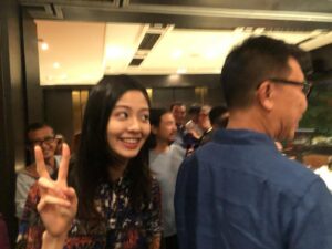 Amy Lo Instagram - 在大大小小的訪問中沒有說太多自己的感受，因為這套電影裡有很多傳奇，連我自己都很想訪問他們，跟他們聊天。但單純分享自己的感覺也是social media platform 的其中一個用處吧，雖然現在流行play cool/神秘感/廣告/caption一句起兩句止希望塑造那份深不可測？怎都好，有時也想運用和感受一下文字的溫度。

看著出現在大銀幕的自己，興奮又帶點難為情，畢竟第一次看到「巨型的自己」，而一起出現的是發哥，智叔，方中sir，白只，Will，是周潤發，廖啟智，方中信，白只，柯煒林；一眾經驗豐富的前輩/同輩。

幾年前拍的電影現在上映，要找回照片作宣傳用途，但遺失了幾次電話加上以往懶沒有upgrade back up storage，有一段時間的相和片都消失了，記憶大概也會隨着時間變得越來越模糊，巧合的是2018-19年的相片竟然都還在。
打開相簿，由現在向上滑到2018年，看到些已經忘記了的經歷和片段，有趣的是，開心的照片會讓人哭，反而看到當時覺得天快要塌下，心快要撕裂的回憶會笑。
一直滑上去，看著不同時段的查理，曾經的那雙眼睛，經歷了；擁有了回憶擁有了陰影。
那天一個初嚐演戲禁果的新人，貪玩的她跑跑跳跳，橫沖直撞，跌跌碰碰，旁邊有信任她的，默默支持她的，勸告的，虛偽的，冷言冷語的，嘲諷的，看人受傷流血會興奮的各種人。慢慢她臉上掛的不是笑容，而是對周遭人事的恐懼，「要繼續跑嗎」她問自己。
由始看着聽着種種面目和聲音，難免會亂了步伐亂了呼吸，世界也因病毒襲來彷彿停了幾年。一個字：亂。

電影現在上映，驅使我回頭看了這幾年遇過的人和事，自己是怎樣一步一步走過來，我仍是這麼貪玩，但學會了認真地玩。
我們都在自己的路上，只要一直不停下來，就會一直前進，旁邊的種種聲音也一直會在，要一直跑一直跌一直受傷一直痊愈一直站起來，遇到好的心懷感激，遇到不好的一笑置之，享受為自己流的汗，每一步都是自己的。
總會有人指手畫腳，妄言置評，我們總會覺得迷失覺得累，休息了恢復元氣了內心平靜了，蓄勢待發，再起跑。

#別叫我賭神