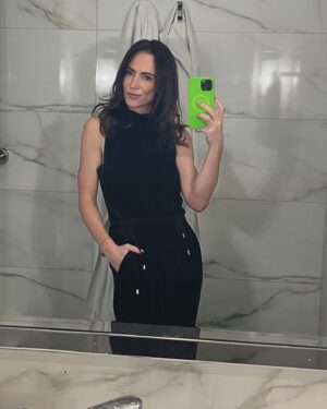 Amy Manson Instagram - Parisian bog 🇫🇷 🚽