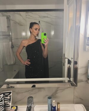 Amy Manson Instagram - Parisian bog 🇫🇷 🚽