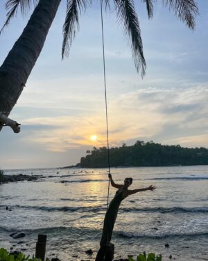 Amy Manson Instagram - Belated Happy New Year folks! Always buy the cap and always always run away for adventure with your best mates. Here’s to 2023 being as beautiful and loyal as they are and as life changing as all that was. ❤️Namaste 🙏🏻