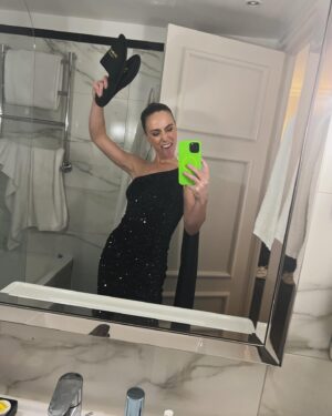 Amy Manson Instagram - Parisian bog 🇫🇷 🚽