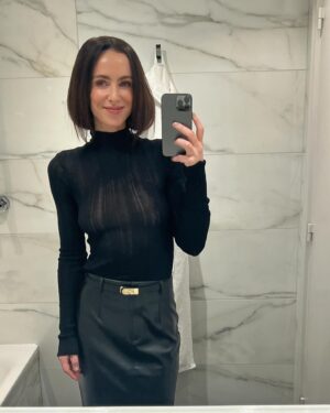 Amy Manson Instagram - Parisian bog 🇫🇷 🚽