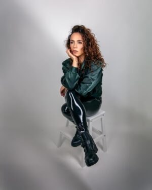 Amy Manson Instagram - @timmacklinphotography 📸 

This was such a special shoot💚 Thank you for holding space for me and gifting me that beautiful energy. You talent, morphing it into these 💚