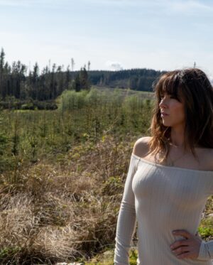 Amy Manson Instagram - Lil mid-shoot break in the ☀️ 

@monolith.pix 📸 

@kennethmcleod_ ✂️