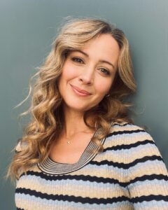Amy Acker Instagram - Been having so much fun with the @911lonestar gang, great seeing so many old friends and meeting new ones ❤️ @srollertaylor 💄 and @melodywhitehair 💇‍♀️