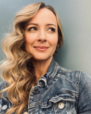 Amy Acker Instagram - Been having so much fun with the @911lonestar gang, great seeing so many old friends and meeting new ones ❤️ @srollertaylor 💄 and @melodywhitehair 💇‍♀️