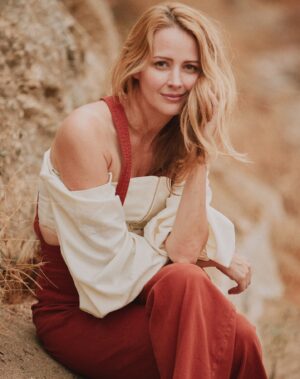 Amy Acker Instagram - Happy Thursday! A couple more from @patrick_xiong 😍
💄@makeupbyjlin styling @__amber_sherry__