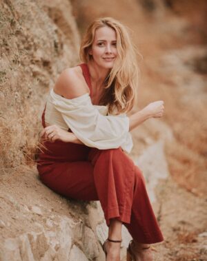 Amy Acker Instagram - Happy Thursday! A couple more from @patrick_xiong 😍
💄@makeupbyjlin styling @__amber_sherry__