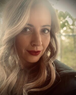 Amy Acker Instagram - Thank you so much to all the fans of The Watchful Eye. I’m really sad we won’t have the chance to come back for more. It was such a dream to work with this incredible team. I was so looking forward to getting the gang back together. It sounded like season 2 would have been wild!  I feel so lucky to have gotten to be a part of this one. The people involved were what made it so special. We had the best Vancouver crew! I love, love, LOVE this cast. And the creative team behind the show was 😘thank you Nina, Andrea, Jeffery, and Emily for everything! I hope our paths cross again💔