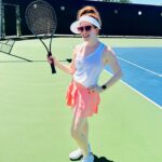 Amy Davidson Instagram - First tennis lesson everrrrr! 🎾 Can you tell by how I’m holding the racket incorrectly?! 😆 It went better than I expected 😅 and was really fun! I’m scared for my arm tomorrow, tho! 😳💪🏻🎾🥵 Thank you for the encouragement, girls! 😘 Watch out Serena, here we come! 🤣🤣🤣