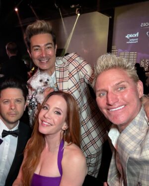 Amy Davidson Instagram - I rewrote this caption in my head a few times yesterday, and to be honest, my thoughts are still jumbled… What @yasbeckamy has created with the @johnritterfoundation and the work they are doing for aortic awareness is mind blowing. The lives the foundation is saving and the family units they are helping to stay intact is nothing short of extraordinary…And still, John is not here. John’s death was the catalyst for a foundation that continues to educate people and bring to light aorta health and awareness. John’s death has saved so many lives…Aortic dissections do NOT have to be a death sentence. 🙌🏻 But for John, it was… And if he knew the impact he would be making now, I truly believe he wouldn’t have had it any other way. Such bitter sweet feelings. So many emotions. 

The gala and silent auction raised so much money for the John Ritter foundation!! 👏🏻👏🏻 It was an honor to be on the auction committee amongst the amazing group of dedicated humans.  Thank you, Meredith, Amy and Jenn! Cheers to continuing to raise awareness and lots and lots of donations!!💜💜💜

I love you, John. I miss you. ♥️

Styling @curatedbysusansiegel 
Makeup @virtueandvixen 
Hair @lindsaytara28