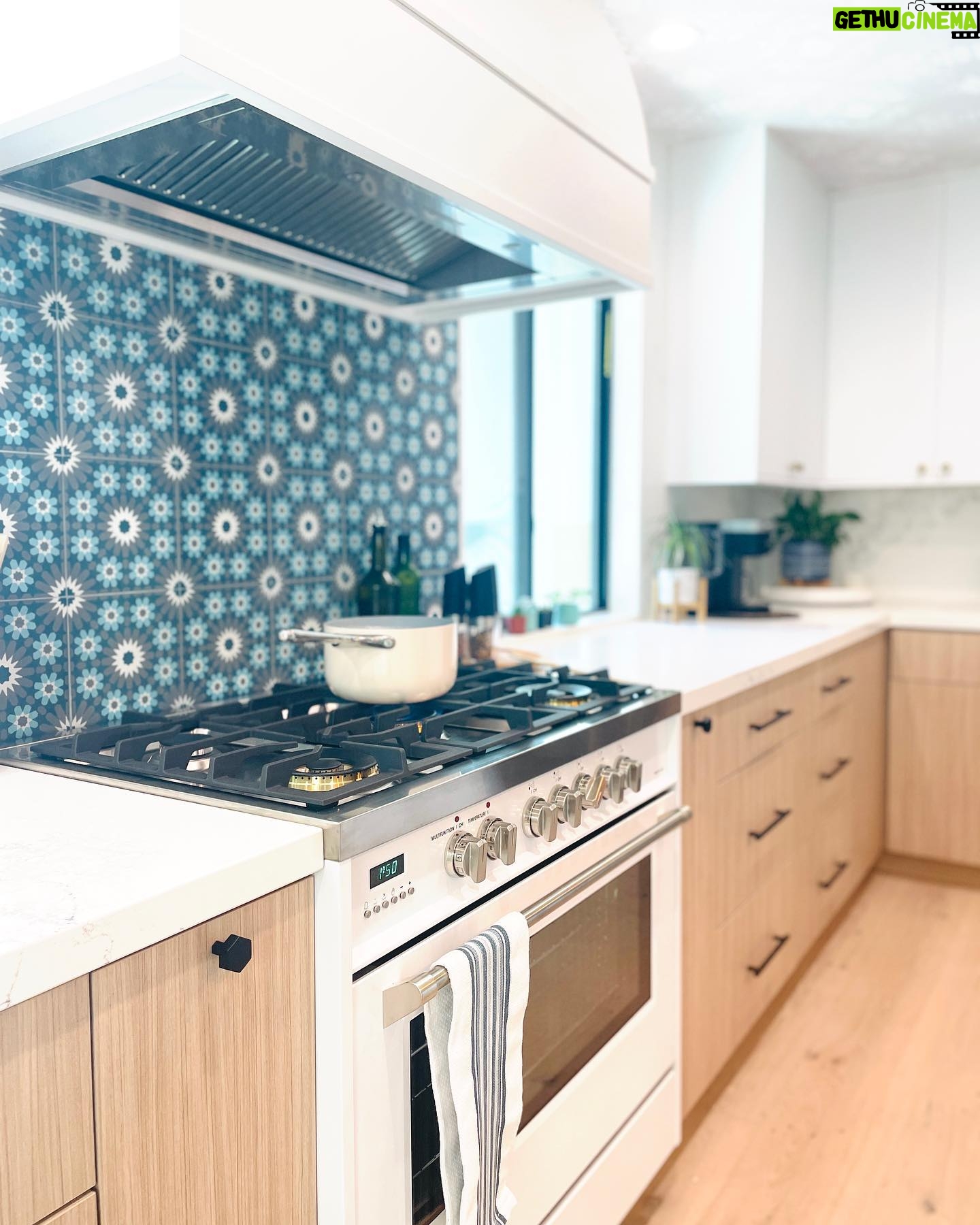Amy Davidson Instagram - Working with @caesarstoneus for our kitchen countertops was a total dream! Our designer, Cynthia of @sodapopdesigninc loves their stone and when she introduced me, I was instantly sold! We knew we wanted chic, white countertops and when we saw the final design (Cynthia had chosen Empira white) it’s like she had read my mind. 🙌🏻 The waterfall edge!!!! Omigoodness, it’s even more stunning in person! 🤩 The veins in the stone are so unique. Some of them trail off on their own, and other veins clump into their own beautiful designs. CaesarStone slabs truly look like art. ✨ And bonus— they are easy to clean, maintain and are very durable. Thank you Cynthia and CaesarStone for making my dream kitchen come to true❣️🫶🏻❣️