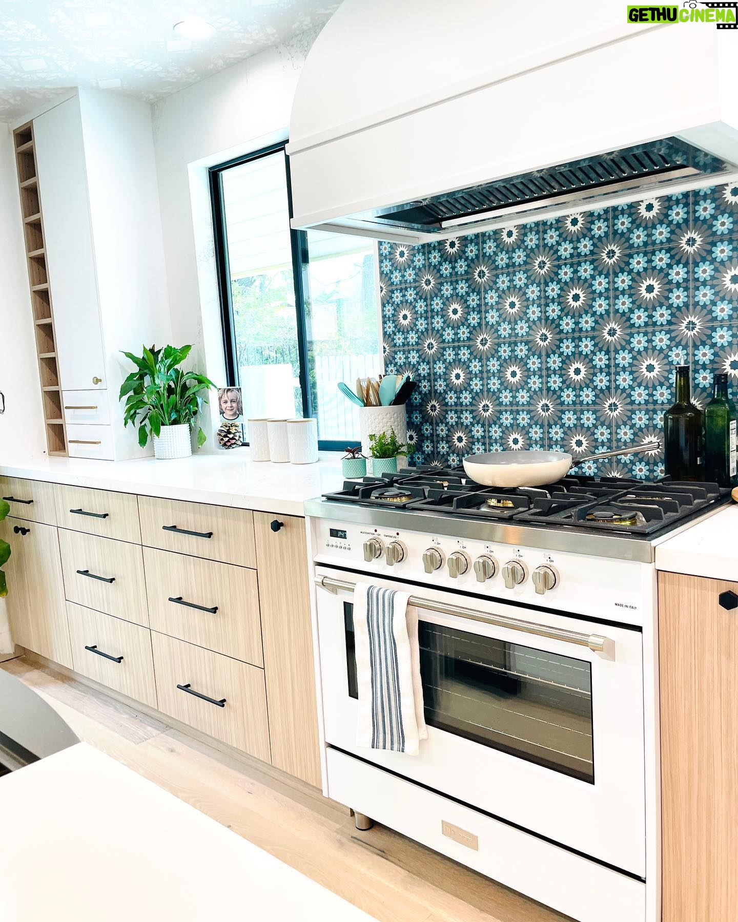 Amy Davidson Instagram - Working with @caesarstoneus for our kitchen countertops was a total dream! Our designer, Cynthia of @sodapopdesigninc loves their stone and when she introduced me, I was instantly sold! We knew we wanted chic, white countertops and when we saw the final design (Cynthia had chosen Empira white) it’s like she had read my mind. 🙌🏻 The waterfall edge!!!! Omigoodness, it’s even more stunning in person! 🤩 The veins in the stone are so unique. Some of them trail off on their own, and other veins clump into their own beautiful designs. CaesarStone slabs truly look like art. ✨ And bonus— they are easy to clean, maintain and are very durable. Thank you Cynthia and CaesarStone for making my dream kitchen come to true❣️🫶🏻❣️