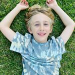 Amy Davidson Instagram - Impromptu photo shoot in the grass with my mini dude 📷🌱