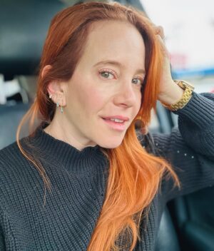 Amy Davidson Instagram - I had a chia seed stuck between my two front teeth. I used a piece of my hair to floss it out. 🦷🫰🏻