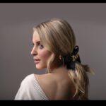 Amy Huberman Instagram - Thank you @newbridgesilverware for having me down again to lean against your walls looking like I have a dead arm 🩵 A gorgeous pre Christmas celebration yesterday at Newbridge Silverware. I cannay believe it’s our 7th year of my jewelry collection with you!! Thank you to you guys for all the support for the collection and apols to anyone I may have randomly pointed at and shouted “that’s my necklace!” over the past seven years You didn’t rob it, it is in fact yours (unless you did rob it and well then we will have words) And thank you to the @rtetoday show for my ABSOLUTE new fav mug ever of all time. Ps also a huge thank you to the utterly fabulous Irish designer and top bird @emmakatemanley 💚☘️for sorting this divine golden skirt of Christmas dreams @manleystudio 💛💛