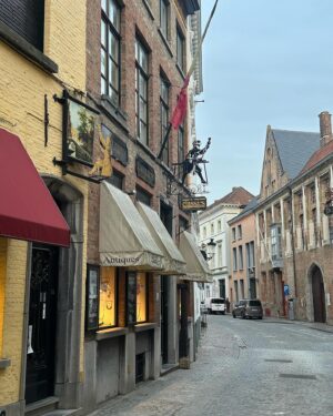 Amy Huberman Instagram - I Bruges easily 🫶 

#likeapeach 
#colin&brendan2.0