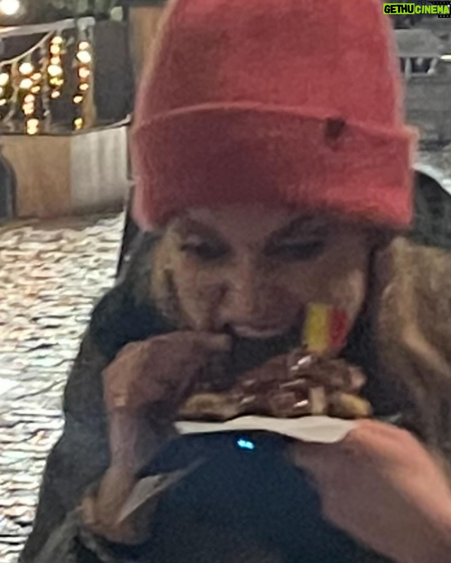 Amy Huberman - 5K Likes - Quite impressed with my level of ferocious dogged commitment to that waffle TBH.
So much waffle coming out of me normally it was only fair to get some in.
And no, although this little mermaid was tempted to go for an oul flip and roll into the canal she held off 🧜♀️
But she did get that keyring.
