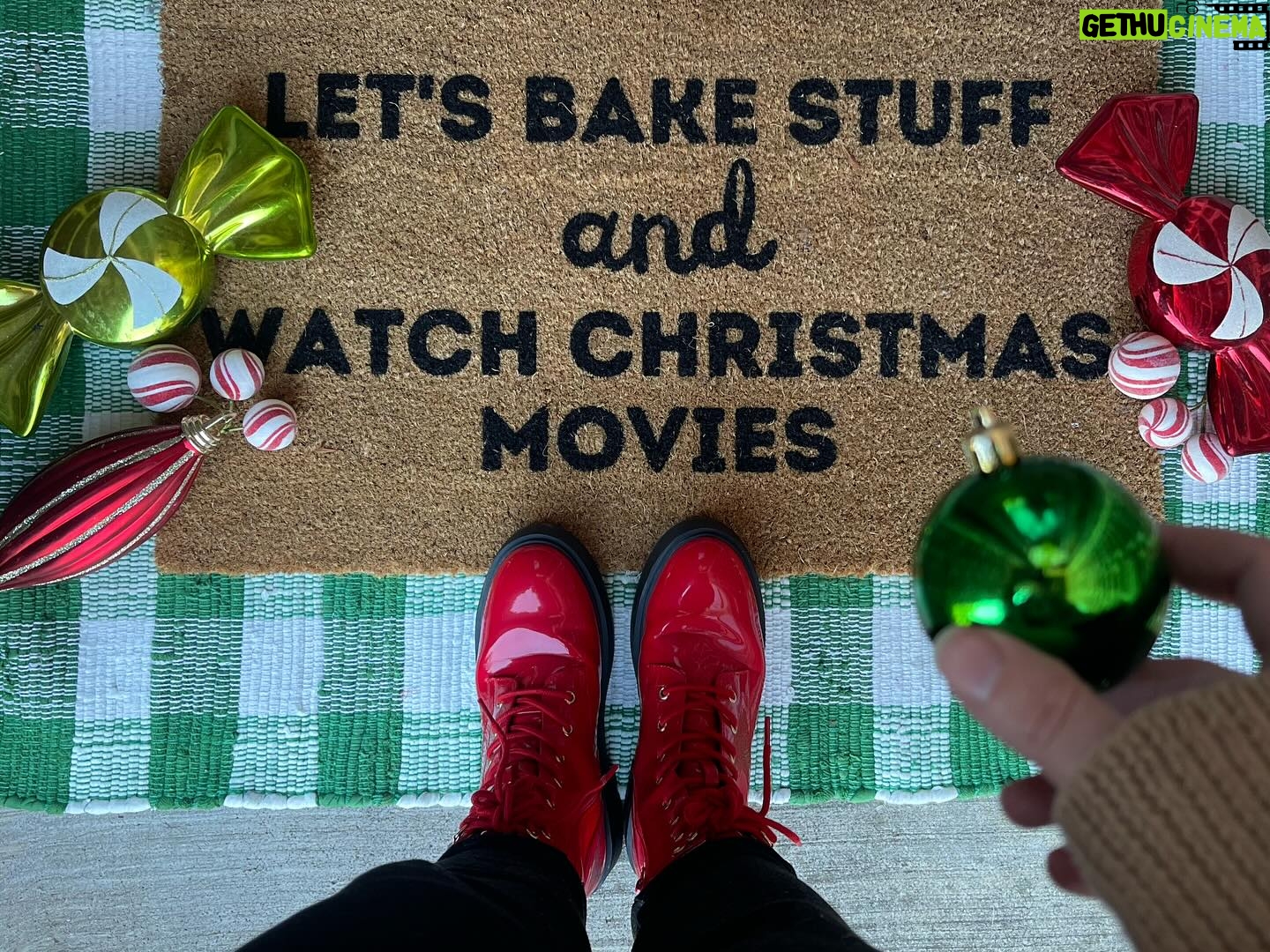 Amy King Instagram - New door mat is my vibe all month long!! Ok.. so what’s everybody’s fav Christmas movie!? Put a 🎄 if it’s National Lampoons! Put a ✈️ for Home Alone Put a 👁️ for A Christmas Story Put a ❤️for Elf Put a 🎅 for Santa Clause I’ll start:: 🎄😉