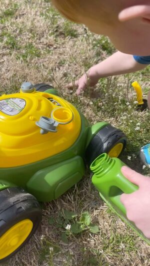 Amy King Instagram - We have a yard man who loves to “mow”
Our yard! The new John Deere Bubble mower combines his 2 fav things!🫧🌱☺️ 
Best part it doesn’t take batteries!! 
@sunnydaysent #sunnydaysent