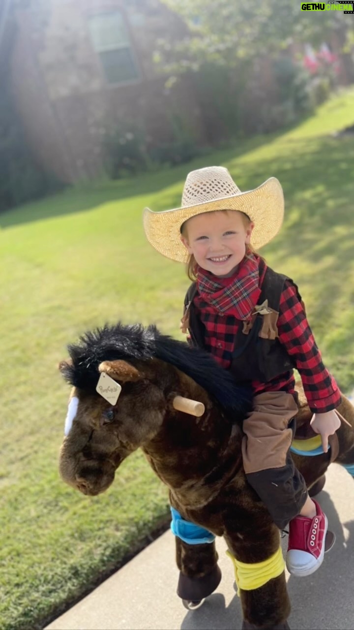 Amy King Instagram - @ponycycle 🏆 We love our “Brownie”