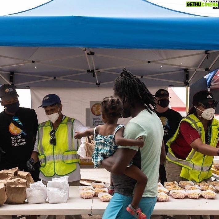 Amy Sherald Instagram - PSA: World Central Kitchen is on site providing warm meals. An easy way to help is by donating. They are feeding thousands @wckitchen #delriotx #delrio #haitian #Haiti🇭🇹