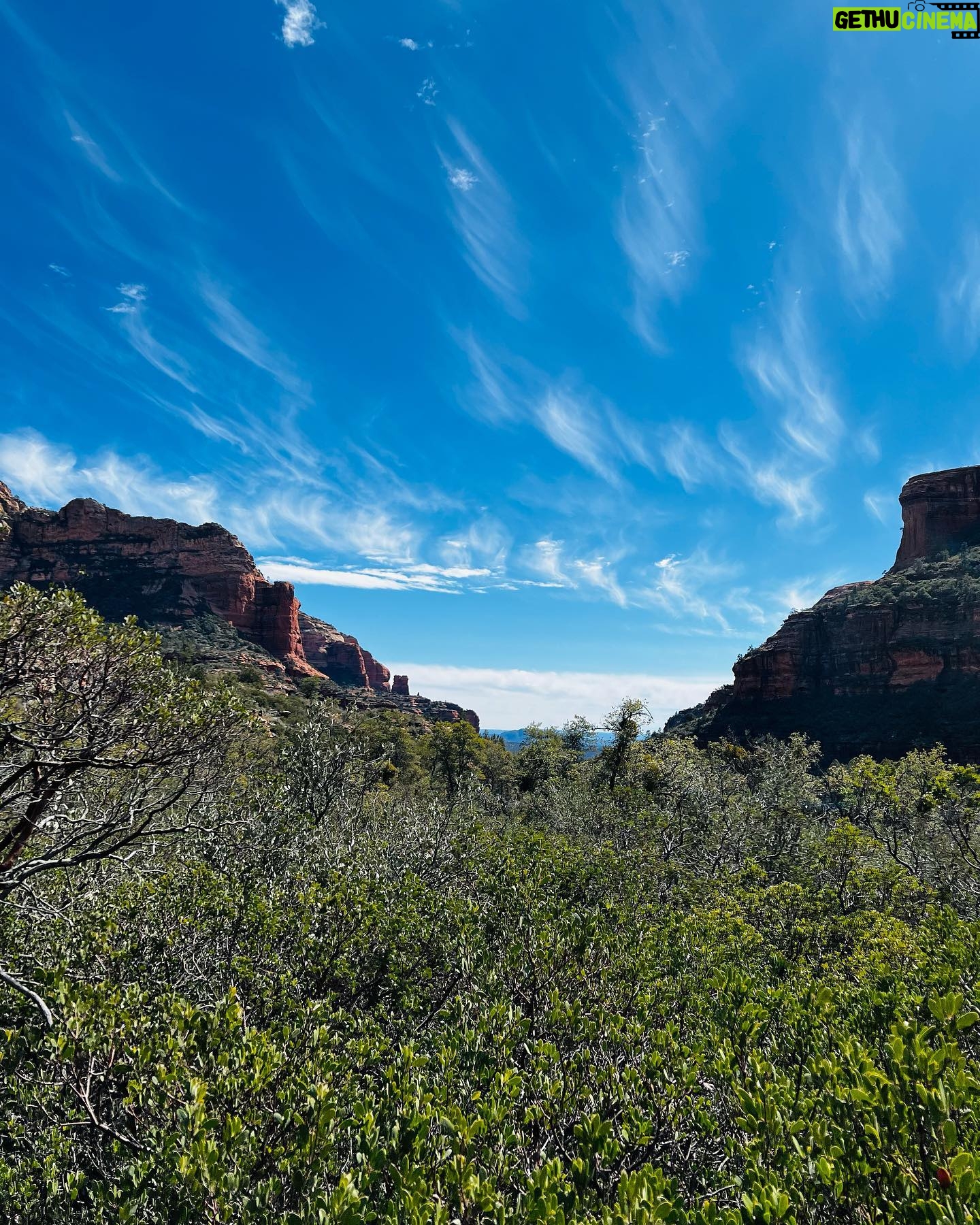Amy Smart Instagram - You are breathtaking Sedona!! Can’t wait to go back to these red rocks and lay on a vortex again✨⛰️🌀Girls weekend to fill the soul and an awesome film festival that showed Rally Caps!! @escdunkys @amandaroserowan @sedonafilmfestival