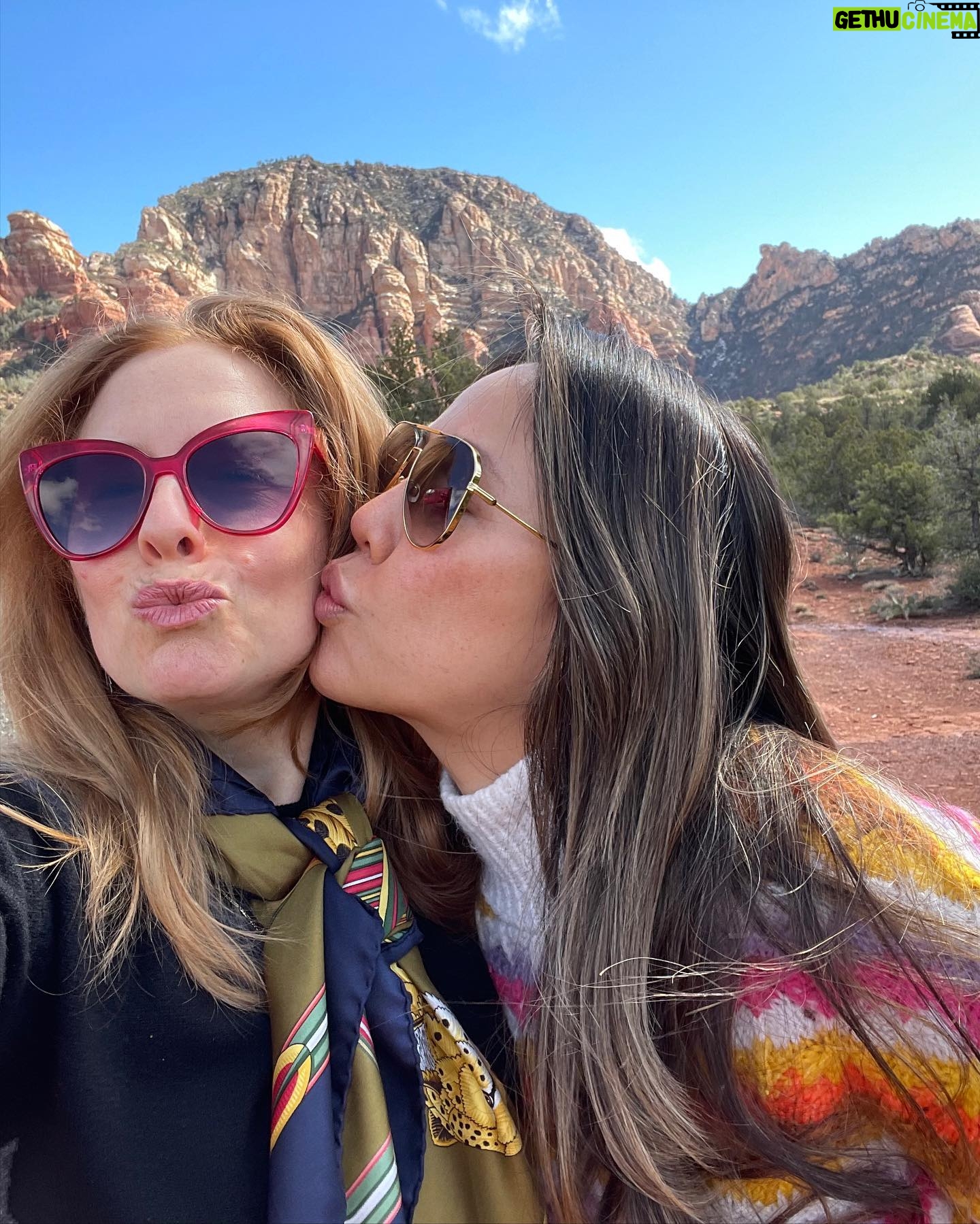 Amy Smart Instagram - You are breathtaking Sedona!! Can’t wait to go back to these red rocks and lay on a vortex again✨⛰️🌀Girls weekend to fill the soul and an awesome film festival that showed Rally Caps!! @escdunkys @amandaroserowan @sedonafilmfestival
