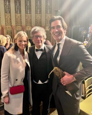 Amy Smart Instagram - What a truly illuminating night at The Art of Elysium 2024 gala with the magnificent Neal Gaiman as the visionary. ✨Heaven is a library. ✨So grateful Carter and I got the Spirit of Elysium honor. Love you @jenniferkhowell for your longtime friendship and congratulations on 25 years!!! You hold this charity up with your strength, perseverance and humongous heart 💜 @theartofelysium @carterooster @iamjacoblusk @officialnikka @masonalexanderpark