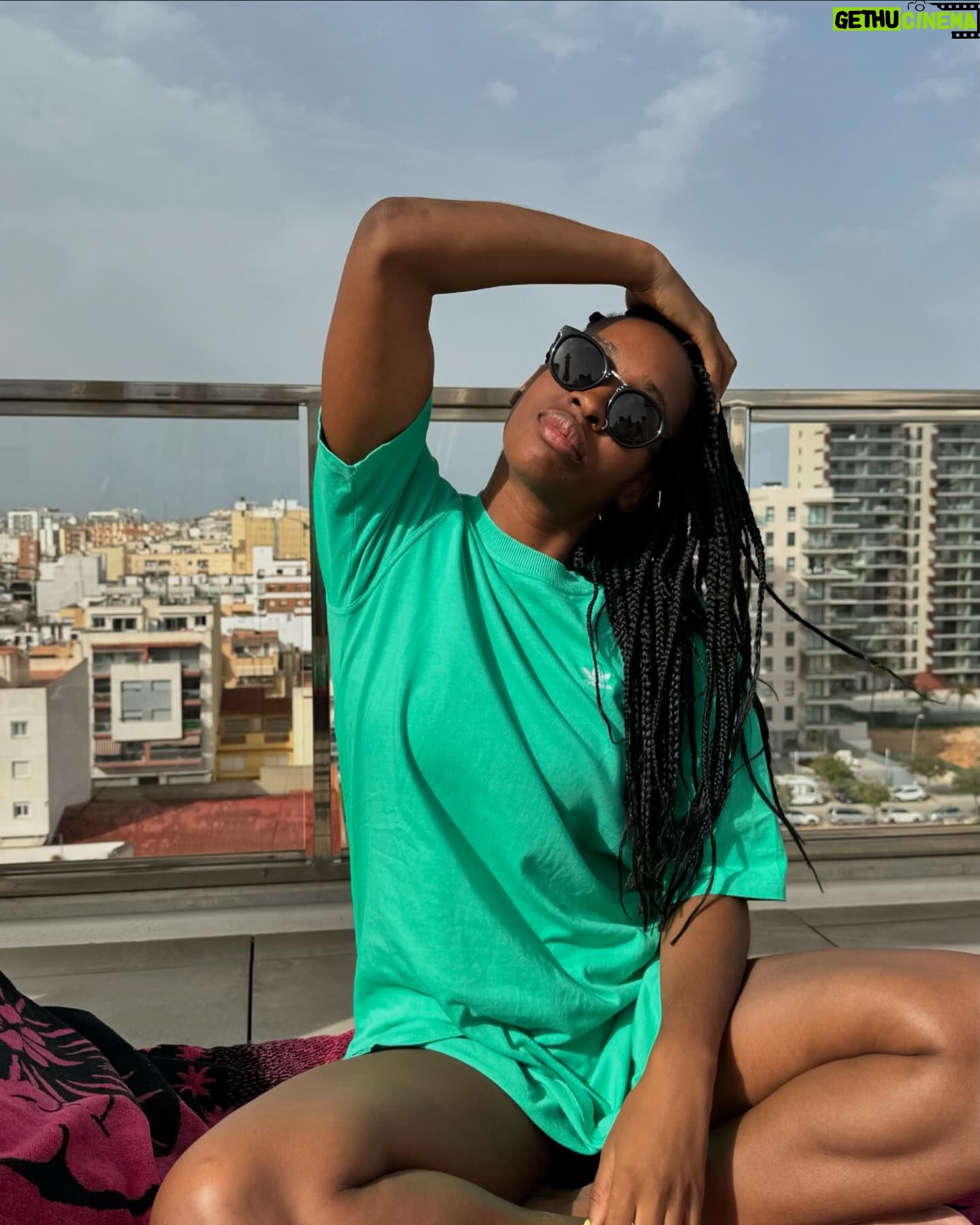 Ana Bokesa - 1.9K Likes - Este finde me escapé a una piscina en una azotea🧚🏾♀️🙂↕️ la última foto es un buen bonus track🫰🏾